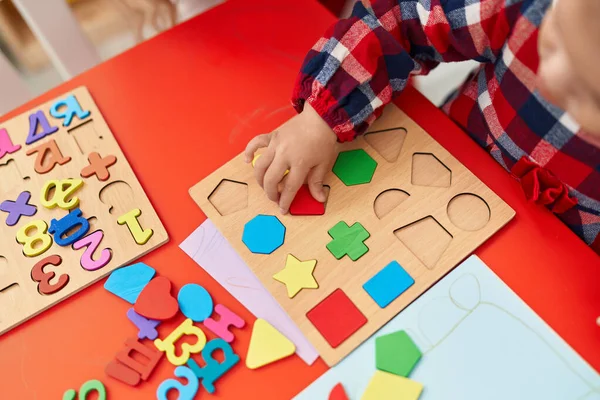 Bedårande Blont Barn Leker Med Matematik Pusselspel Sitter Golvet Dagis — Stockfoto