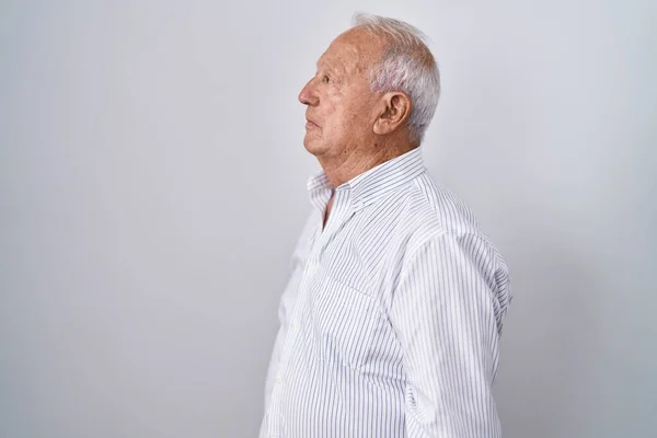 Uomo Anziano Con Capelli Grigi Piedi Sfondo Isolato Cercando Lato — Foto Stock