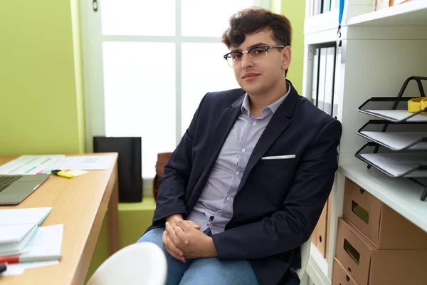 Non Binary Man Business Worker Smiling Confident Sitting Table Office — Photo