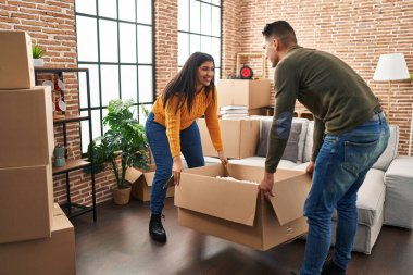 Erkek ve kadın çiftin yeni evinde kendine güveni tamdır.