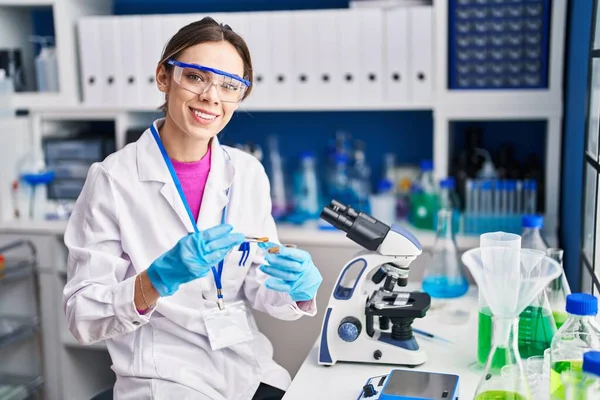 Jovem Bela Mulher Hispânica Cientista Sorrindo Pílula Segurando Confiante Laboratório — Fotografia de Stock