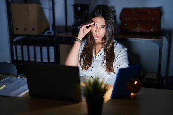 Mujer Morena Joven Que Trabaja Oficina Por Noche Preocupada Estresada — Foto de Stock