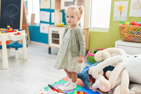 Liebenswertes Blondes Mädchen Mit Entspanntem Gesichtsausdruck Kindergarten — Stockfoto