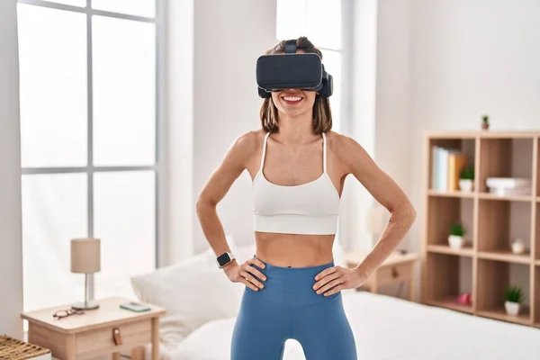 Young Beautiful Hispanic Woman Sportswoman Using Virtual Reality Glasses Standing — Stockfoto