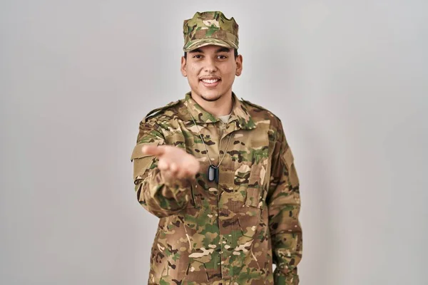 Fiatal Arab Férfi Álruhás Hadsereg Egyenruha Mosolygós Vidám Felajánlása Tenyérrel — Stock Fotó