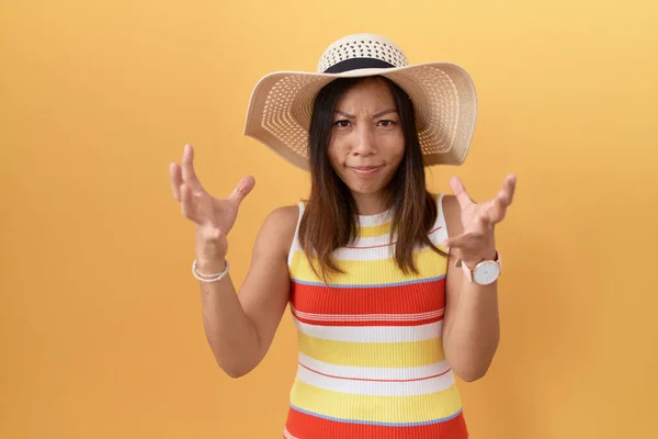 Middle Age Chinese Woman Wearing Summer Hat Yellow Background Shouting — ストック写真