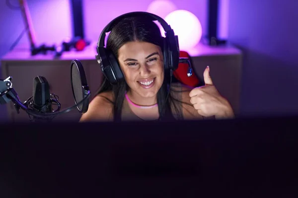 Ung Hispanic Kvinne Spiller Dataspill Med Hodetelefoner Smilende Glade Positive – stockfoto
