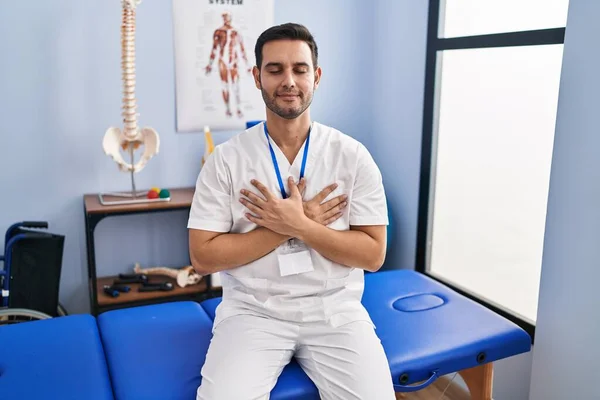 Young Hispanic Man Beard Working Pain Recovery Clinic Smiling Hands — Stok fotoğraf