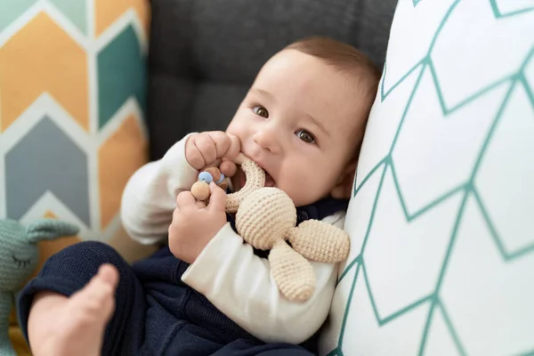 Liebenswert Kleinkind Sitzen Auf Sofa Lutschen Spielzeug Bei Zuhause — Stockfoto