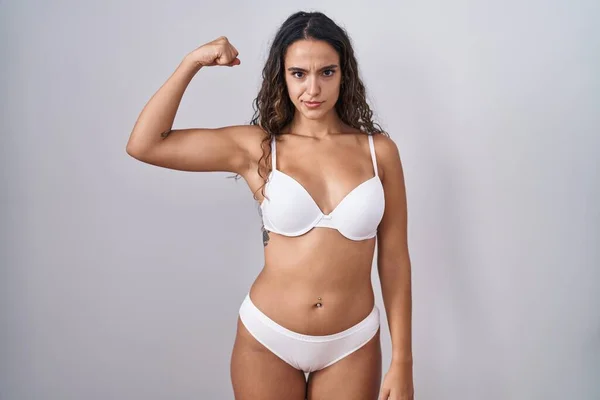 Mujer Hispana Joven Vistiendo Lencería Blanca Persona Fuerte Mostrando Músculo — Foto de Stock