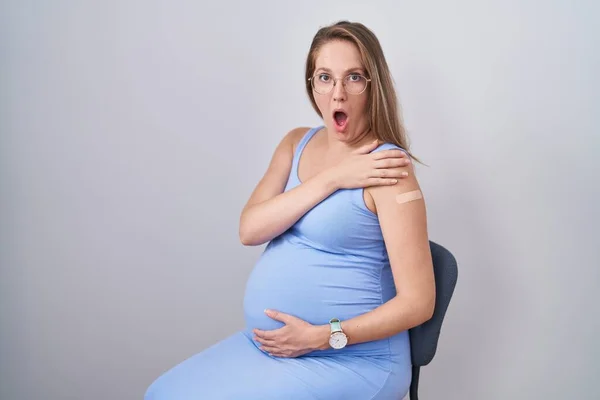 Mladá Těhotná Žena Nosí Náplast Injekci Vakcíny Vyděšený Ohromený Otevřenou — Stock fotografie