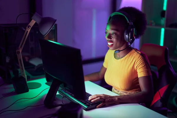 African American Woman Streamer Using Computer Gaming Room — Photo