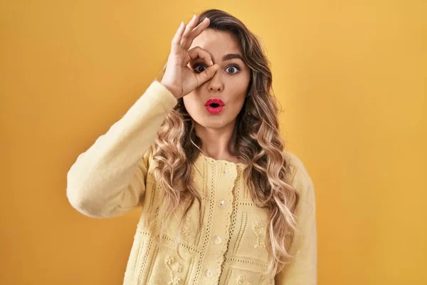 Young Caucasian Woman Standing Yellow Background Doing Gesture Shocked Surprised — Stock Photo, Image