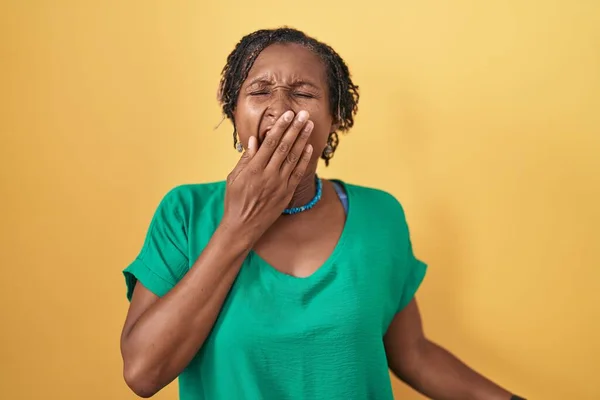 Mulher Africana Com Dreadlocks Sobre Fundo Amarelo Entediado Bocejo Cansado — Fotografia de Stock
