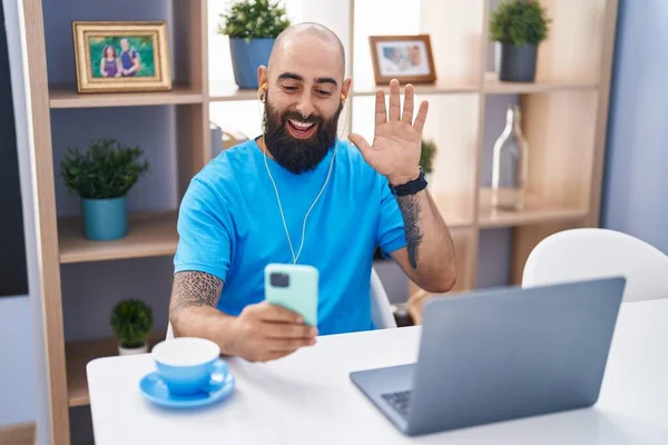 Young Hispanic Man Beard Tattoos Doing Video Call Smartphone Looking — Stock Photo, Image