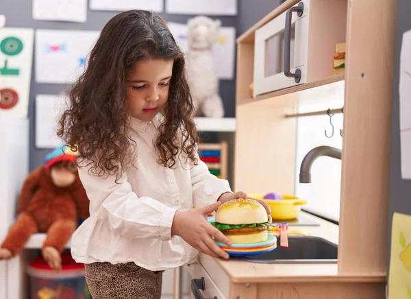 Adorable Latynoski Dziewczyna Gra Gotować Hamburger Zabawka Zabawy Kuchnia Przedszkolu — Zdjęcie stockowe