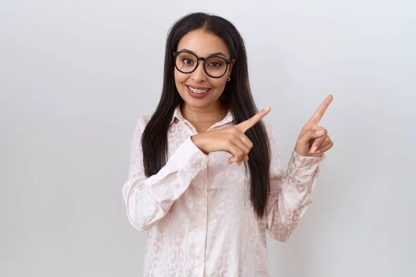 Młoda Arabka Okularach Białym Tle Uśmiechnięta Patrząca Kamerę Dwoma Rękami — Zdjęcie stockowe