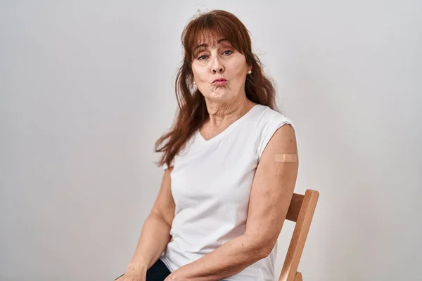 Eine Hispanische Frau Mittleren Alters Die Sich Impfen Lässt Und — Stockfoto