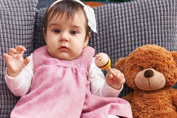 Sevimli Spanyol Bebek Kanepede Oturmuş Evde Maraca Oynuyor — Stok fotoğraf