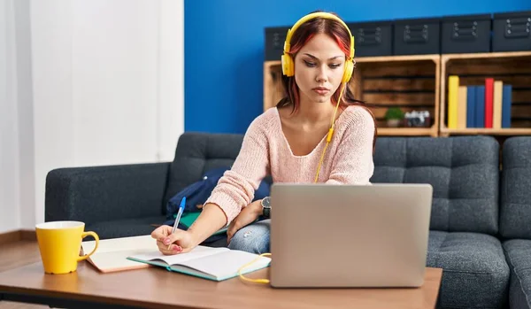 Young Caucasian Woman Working Using Computer Laptop Thinking Attitude Sober — Zdjęcie stockowe
