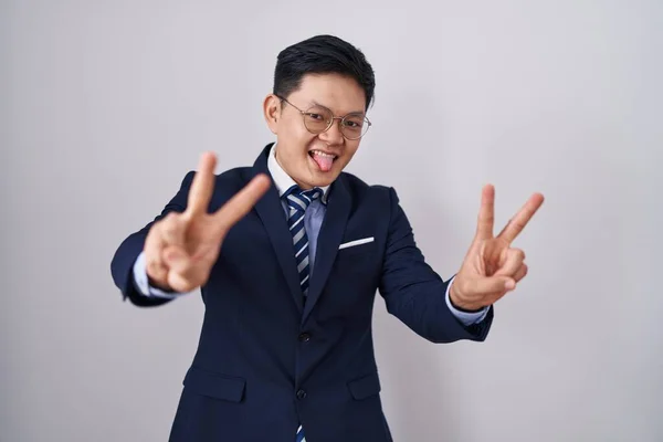 Jeune Homme Asiatique Portant Costume Affaires Cravate Souriant Avec Langue — Photo
