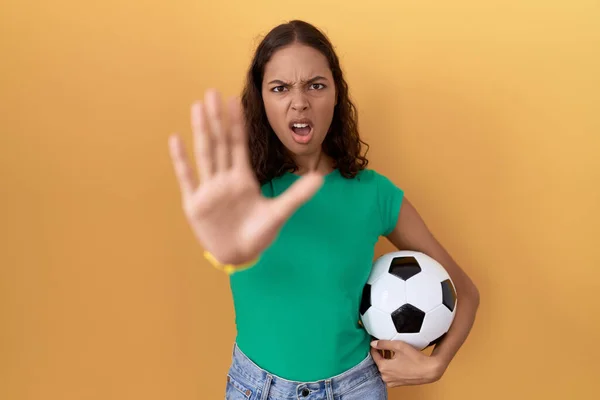 若いですヒスパニック女性保持ボール行う停止ジェスチャーとともに手掌 怒りとフラストレーション表現 — ストック写真