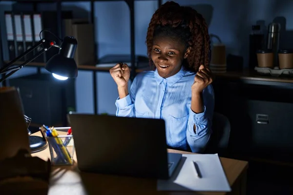 Африканская Женщина Работающая Ночью Офисе Радовалась Удивлялась Успеху Поднятыми Руками — стоковое фото