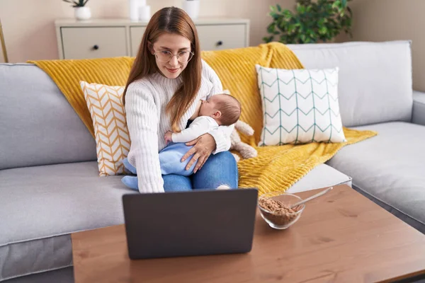 Mutter Und Sohn Stillen Ihr Baby Hause Mit Laptop — Stockfoto
