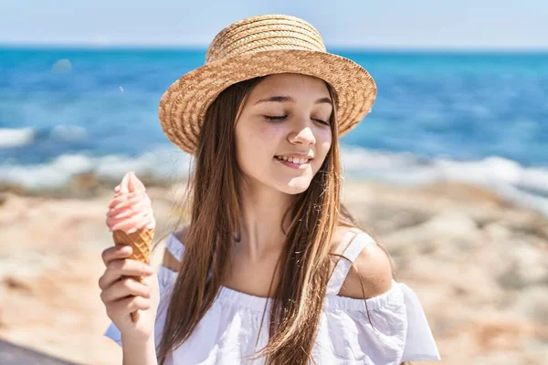 Очаровательная Девушка Туристка Уверенно Улыбающаяся Поедая Мороженое Берегу Моря — стоковое фото