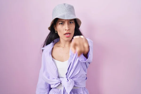 Young Hispanic Woman Standing Pink Background Wearing Hat Pointing Displeased — Stok fotoğraf
