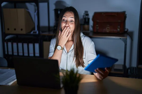 Young Brunette Woman Working Office Night Laughing Embarrassed Giggle Covering — Stockfoto