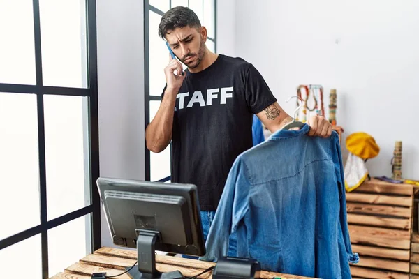 Handsome Hispanic Man Working Shop Assistance Speaking Phone Retail Shop — Foto de Stock