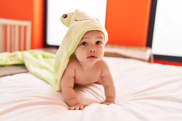 Adorable Niño Hispano Usando Una Toalla Divertida Acostado Cama Dormitorio —  Fotos de Stock