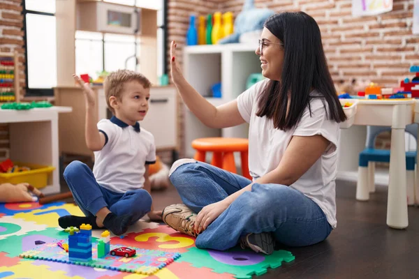 Lehrerin Und Kleinkind Sitzen Mit Erhobenen Händen Kindergarten Auf Dem — Stockfoto