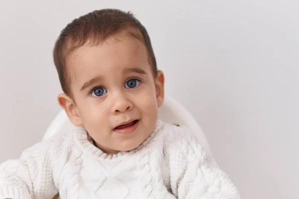 Sevimli Spanyol Bebek Gülümsüyor Kendinden Emin Bir Şekilde Izole Edilmiş — Stok fotoğraf
