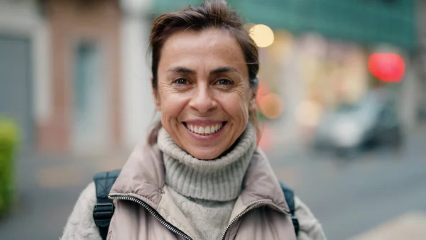 Middle Age Hispanic Woman Smiling Confident Standing Street — ストック写真