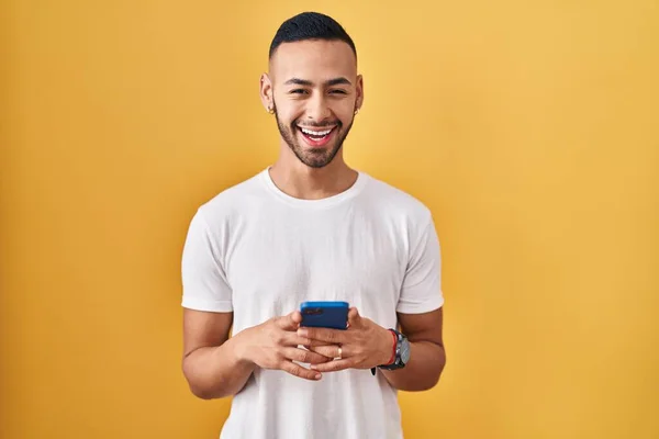 Hombre Hispano Joven Usando Mensaje Escritura Teléfonos Inteligentes Sonriendo Riendo —  Fotos de Stock