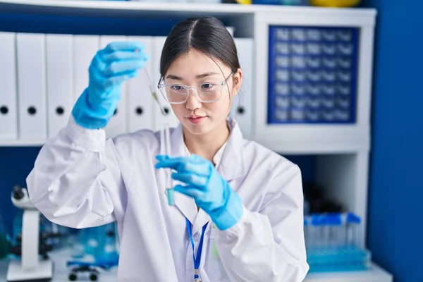 Chinese Woman Scientist Pouring Liquid Test Tube Laboratory — Stock Photo, Image