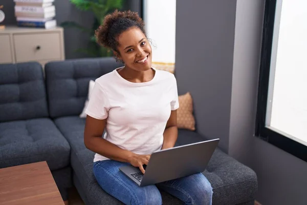 African American Woman Using Laptop Sitting Sofa Home — стоковое фото