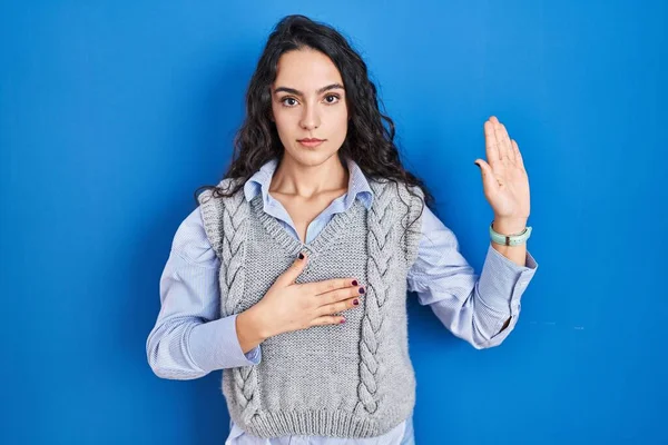 Young Brunette Woman Standing Blue Background Swearing Hand Chest Open — Stock Photo, Image