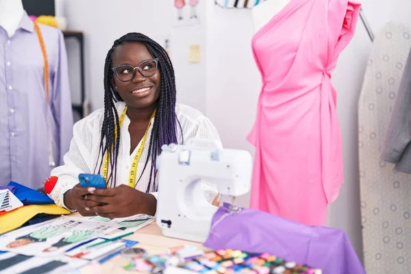 African American Woman Tailor Smiling Confident Using Smartphone Tailor Shop — Stock Photo, Image