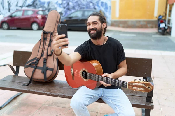 Jovem Músico Hispânico Segurando Guitarra Clássica Fazer Selfie Por Smartphone — Fotografia de Stock