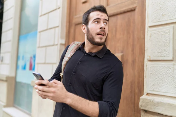 Jovem Hispânico Usando Smartphone Usando Mochila Rua — Fotografia de Stock