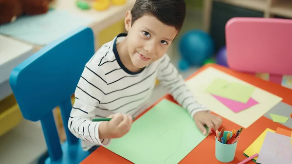 Симпатичный Латиноамериканец Дошкольник Сидит Столом Рисует Бумаге Детском Саду — стоковое фото