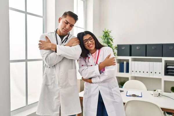 Young Doctors Wearing Uniform Stethoscope Clinic Hugging Oneself Happy Positive — Stock Photo, Image