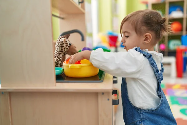Sevimli Sarışın Çocuk Anaokulunda Mutfakta Oyun Oynuyor — Stok fotoğraf