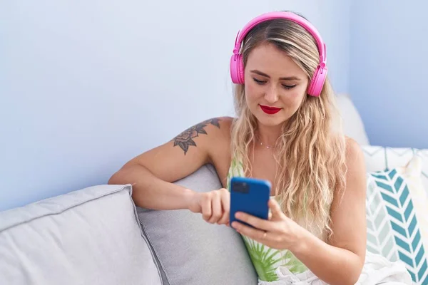 Jonge Mooie Spaanse Vrouw Luisteren Naar Muziek Zitten Bank Thuis — Stockfoto