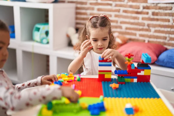 Zwei Kinder Spielen Kindergarten Mit Bauklötzen Tisch — Stockfoto
