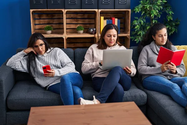 Tres Mujeres Usando Portátil Libro Lectura Teléfonos Inteligentes Casa —  Fotos de Stock