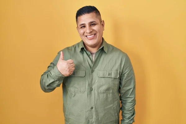 Hispanic Young Man Standing Yellow Background Doing Happy Thumbs Gesture — Stock fotografie